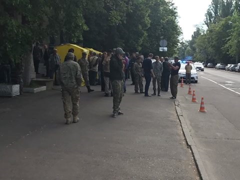 Работники в панике: в Киеве захватили кабинет главы Госгеологии. Фото