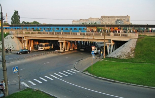 В киевском метро, пытаясь прокатиться на вагоне поезда, погиб экстремал