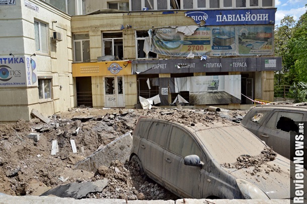 Из-за прорыва трубы в Киеве пострадали авто и дом: вода достигла седьмого этажа. Фото. Видео