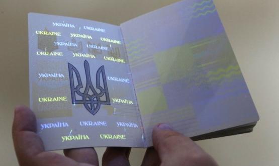 Крымчане массово оформляют украинские биометрические паспорта