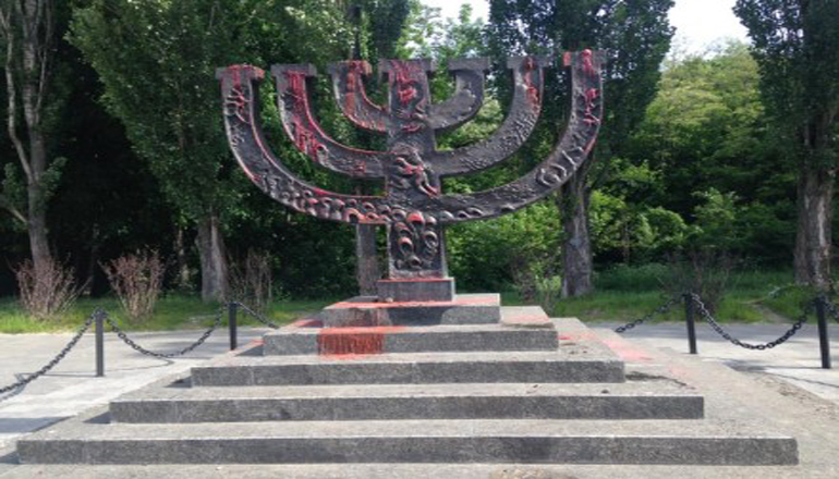 В Киеве осквернили памятник жертвам Холокоста. Фотофакт