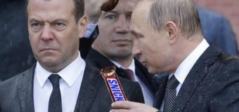 «Он вам не Димон»: Насквозь промокшие Путин и Медведев стали мемом. Фото