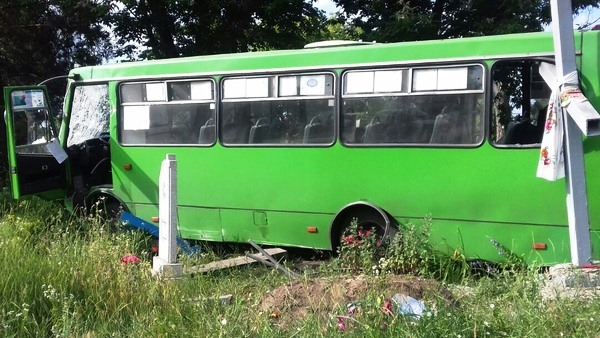 Пьяные черкасские выпускники угнали автобус и разгромили 6 могил. Видео