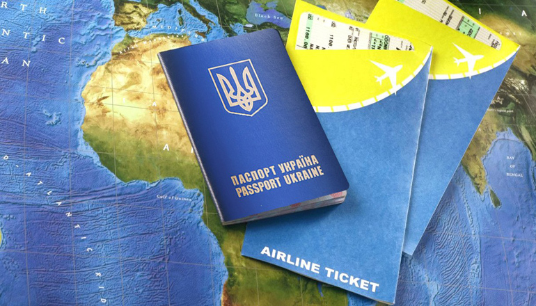 Безвиз: украинцев могут попросить снять с карточки часть денег на границе