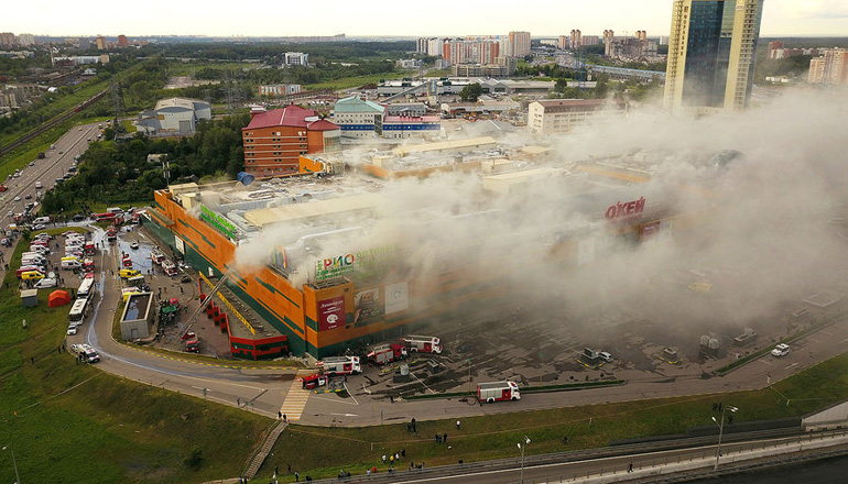 При пожаре в ТРЦ на севере Москвы пострадали 14 человек. Видео