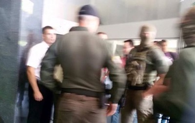 Люди в камуфляже проводят обыски в офисе ПриватБанка в Днепре
