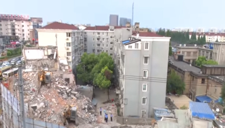 При обрушении здания в Шанхае погибли пять человек. Видео