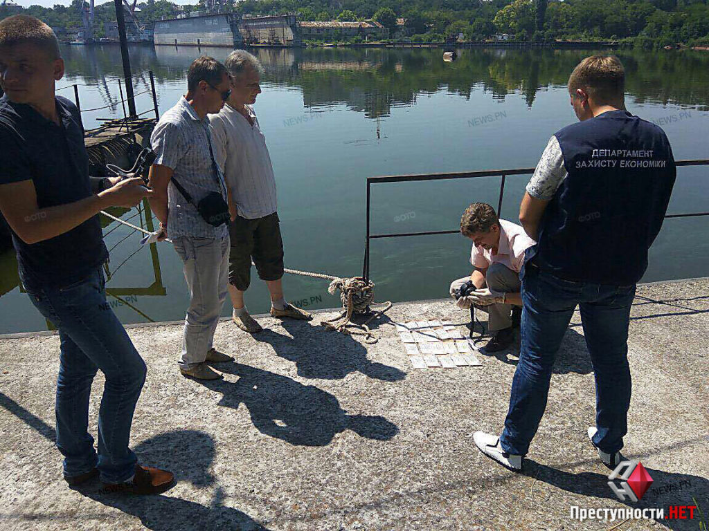 Видео с задержания начальника сектора Николаевского рыбоохранного патруля, который прыгнул в реку