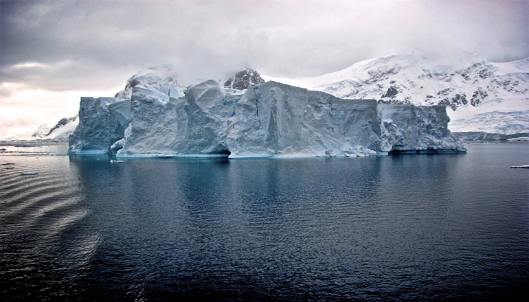 Ученые бьют тревогу: от Антарктиды откололся огромный айсберг