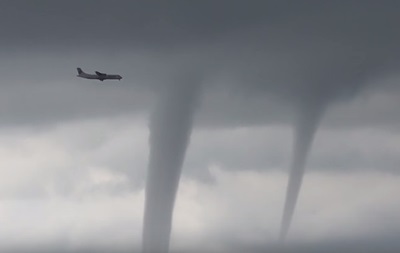 На видео сняли, как в Сочи самолет зашел на посадку среди торнадо