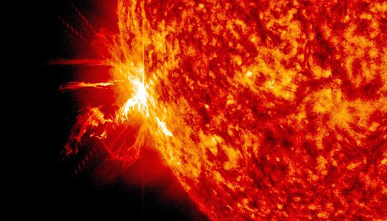 Мощная вспышка на Солнце грозит повышением уровня радиации