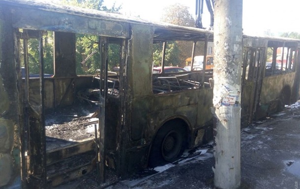 В Одессе на ходу сгорел дотла троллейбус. Видео