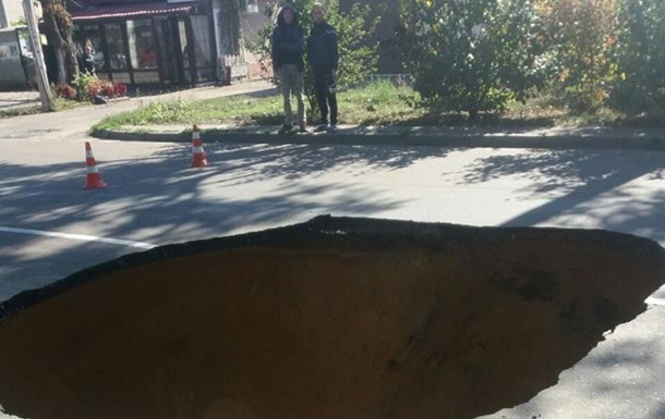 В Одессе на проезжей части провалилась дорога, глубина провала 3 метра. Фото