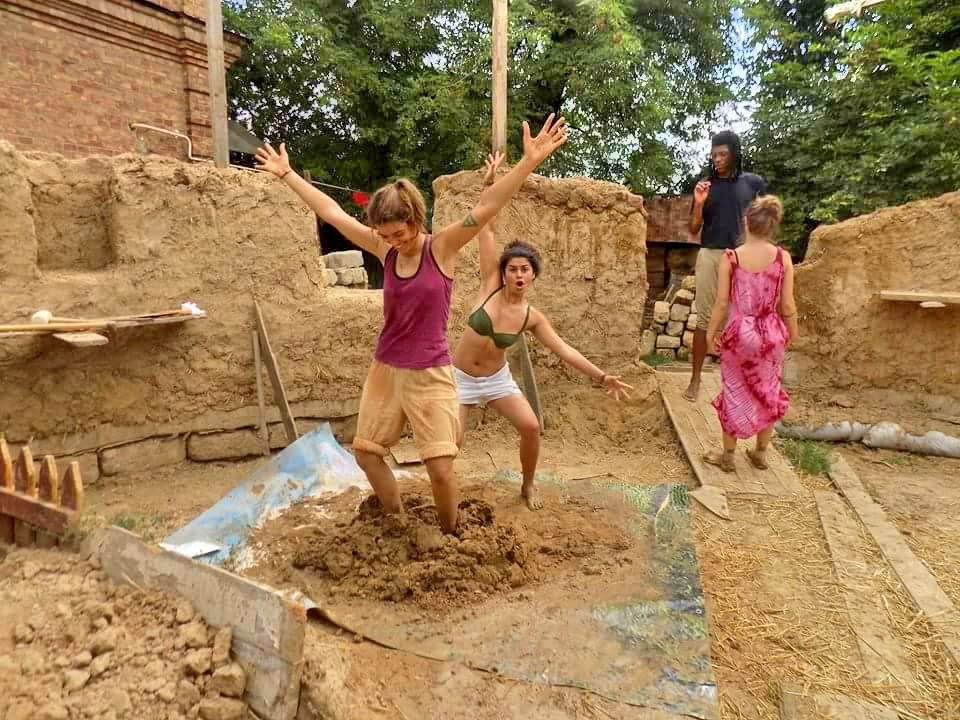 В Одессе строят школу из глины и соломы. Фото