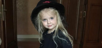Маленькая дочь Аллы Пугачевой носит мамины шляпы. Фото