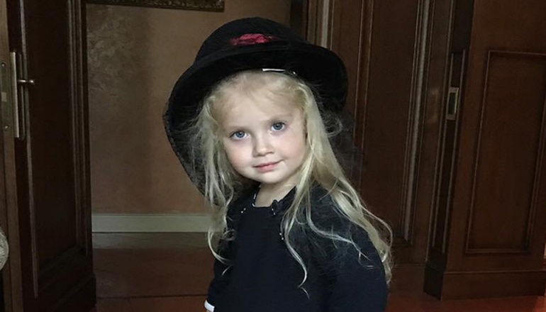 Маленькая дочь Аллы Пугачевой носит мамины шляпы. Фото