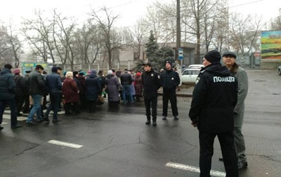 В Николаеве сотрудники Судостроительного завода перекрыли улицу. Фото
