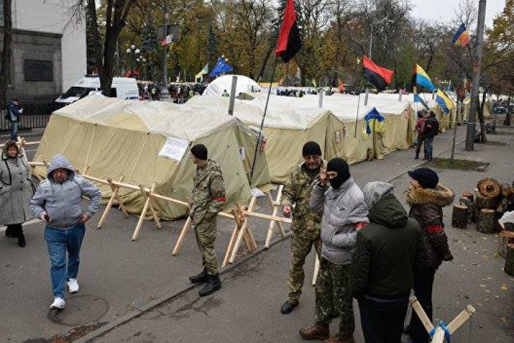 Блогер: Наркоманы и отморозки из палаток под ВР превратили Мариинский парк в небезопасную помойку