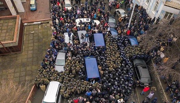 Новые стычки: протестующие заблокировали авто СБУ с Саакашвили. Фото