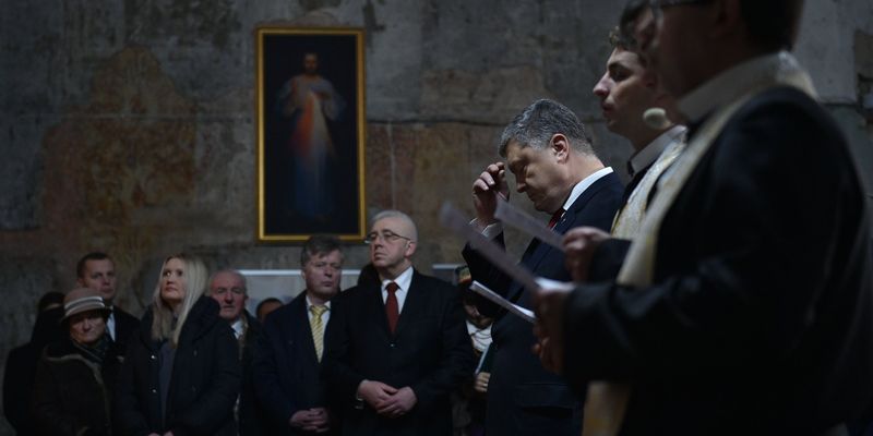 Петр Порошенко в храме Вильнюса наградил орденами двух литовцев