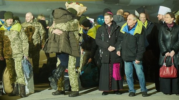 Петр Порошенко приехал в госпиталь к спасенным из плена бойцам. Видео