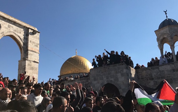 В Иерусалиме многотысячная толпа мусульман вышла на акцию протеста. Видео