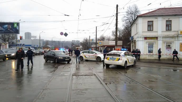 В Харькове неизвестный со взрывчаткой захватил заложников