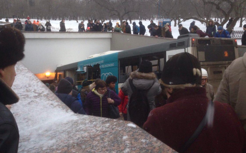 В Москве автобус сбил насмерть людей, съехав в подземный пешеходный переход. Видео