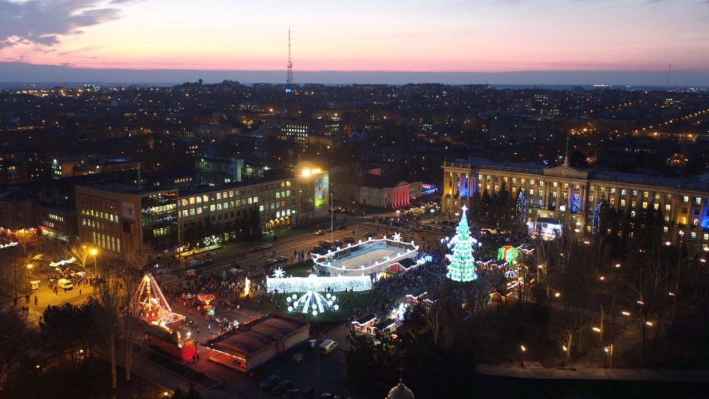 Шикарные фото с открытия новогодней елки в Николаеве с высоты птичьего полета