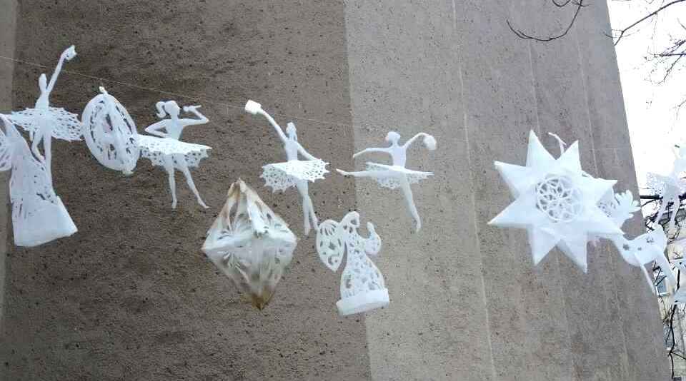 Улыбнись, незнакомый прохожий: николаевские студенты украсили улицу оригами. Фото