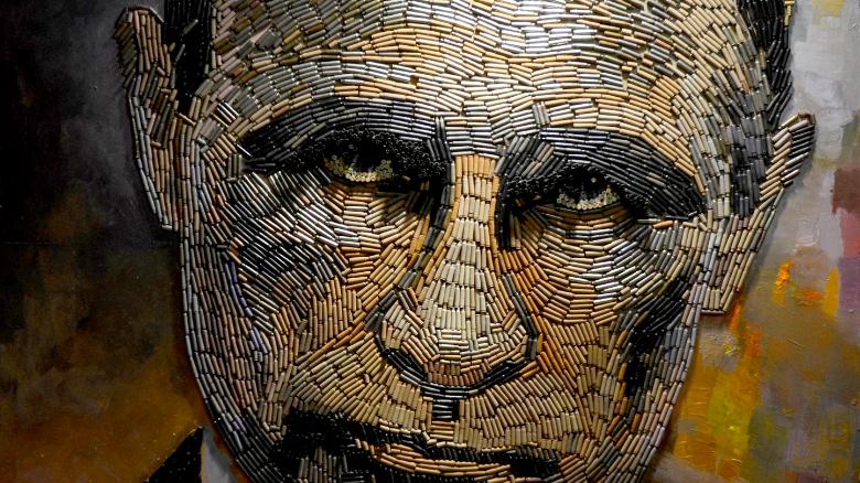 Лицо войны: художники создали портрет Путина из гильз. Фото