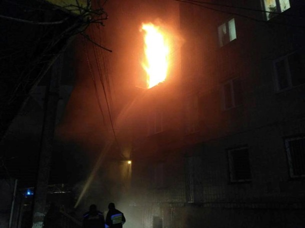 В Ровно произошел пожар в многоэтажном жилом доме. Фото