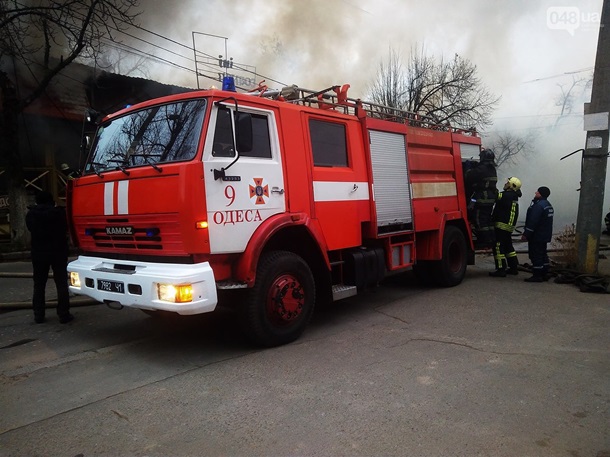 В Одессе из-за масштабного пожара сгорели ресторан, магазин и кафе. Фото. Видео