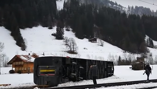 В Швейцарии ветром сдуло поезд. Видео