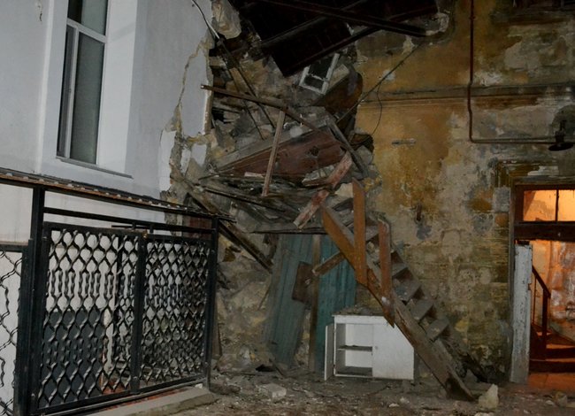 Обрушение дома в Одессе: из-под завалов достали женщину. Фото