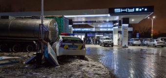 В Днепре во время погони авто полиции врезалось в фуру. Фотофакт