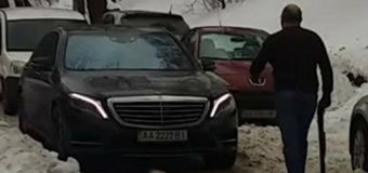 В Киеве водитель Mercedes с ружьем проучил автохама