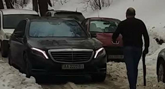 В Киеве водитель Mercedes с ружьем проучил автохама