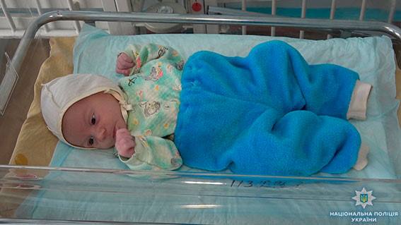 В Сумской области в подъезде нашли брошенного младенца. Фото