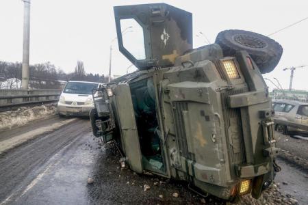 В Киеве перевернулся военный броневик