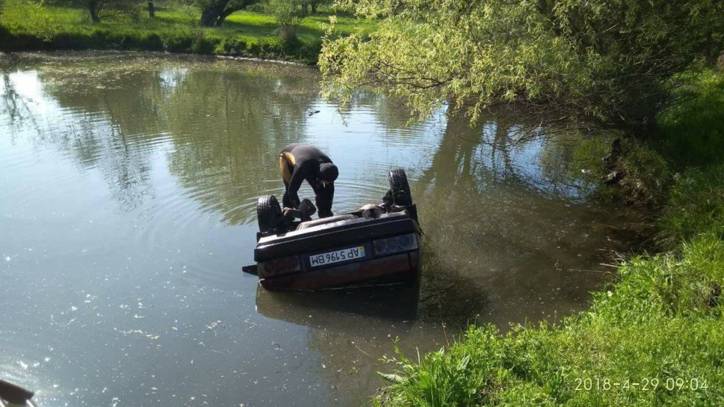 Под Запорожьем машина утонула в озере, погибла женщина. Фото