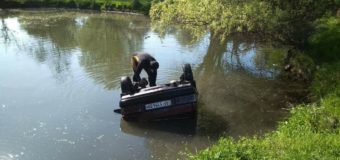 Под Запорожьем машина утонула в озере, погибла женщина. Фото