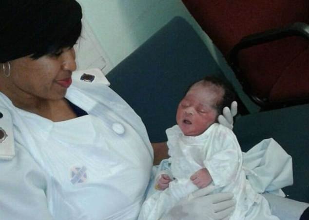 Новорожденный африканец выжил после того, как его выбросили в канализацию
