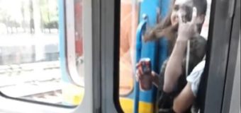 В Киеве девушки катались между вагонами метро. Видео