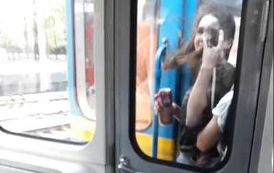 В Киеве девушки катались между вагонами метро. Видео