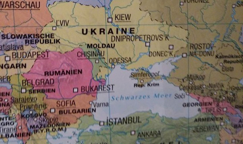 В Германии продают карты с Крымом в составе России. Фотофакт