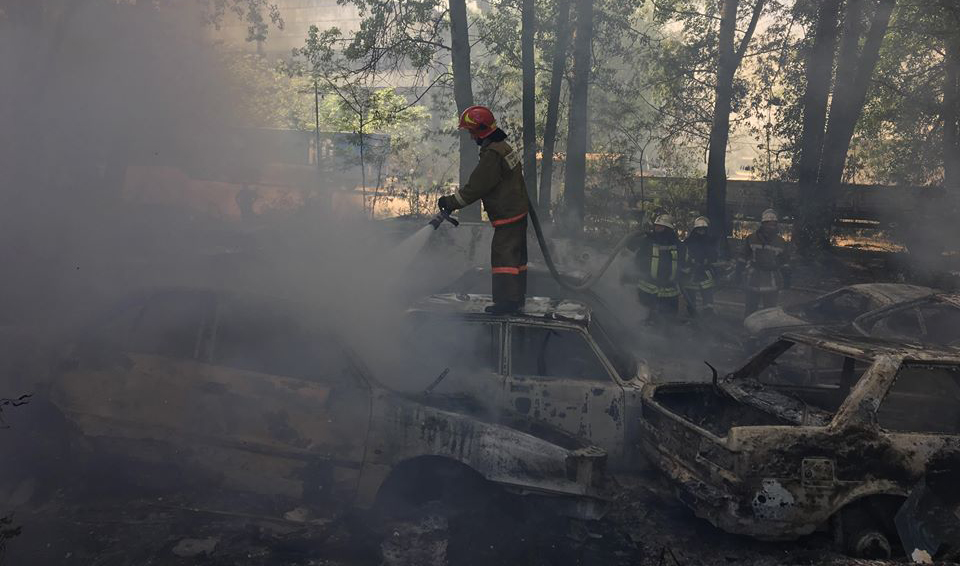 На штрафплощадке в Киеве сгорели более 50 автомобилей. Фото
