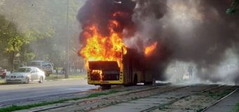 В Киеве на ходу загорелся автобус. Фото