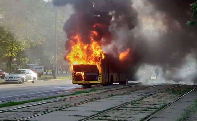 В Киеве на ходу загорелся автобус. Фото