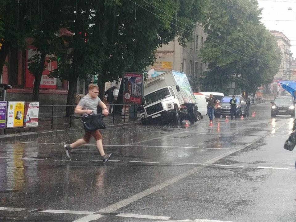 В Тернополе молочный фургон провалился в канализацию. Фотофакт